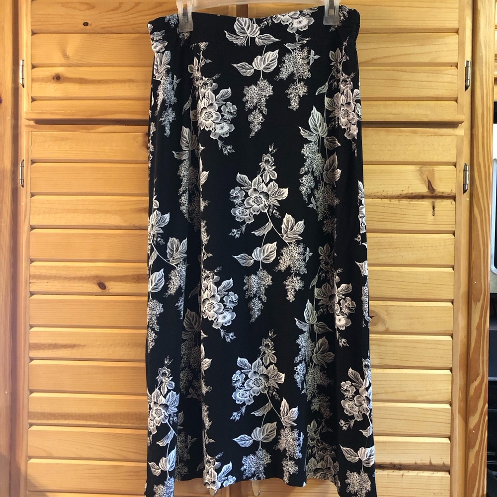 LIZ CLAIBORNE WOMEN’S BLACK AND WHITE FLORAL MAXI SKIRT, SIZE PM